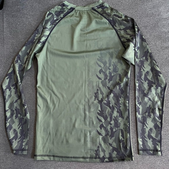 UFC Venum rashguard-men’s Medium fits like XS - Picture 2 of 4